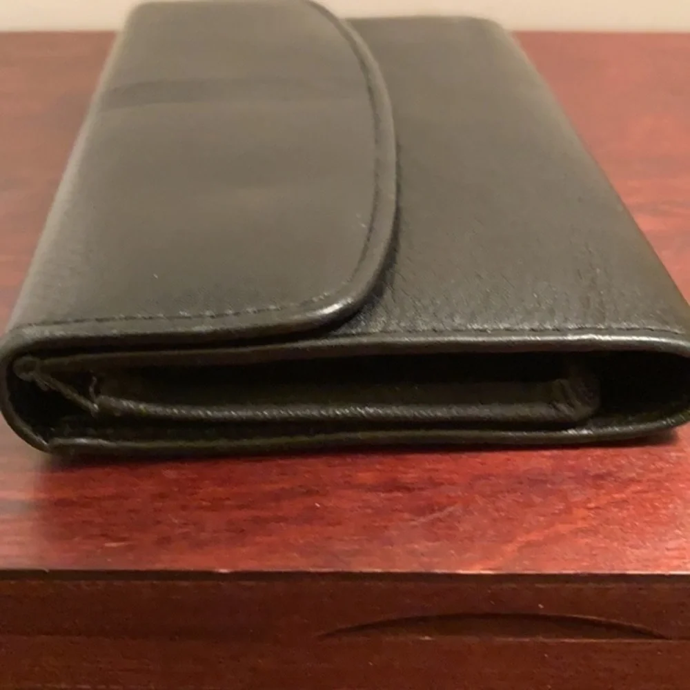 Buxton women’s black leather multiple compartment wallet